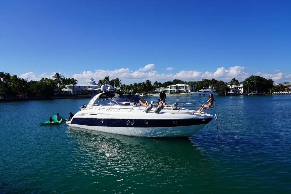 Aura Yacht Cabin